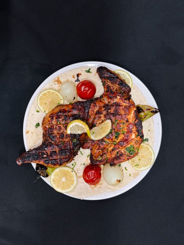 وجبة نص دجاجة على الفحم